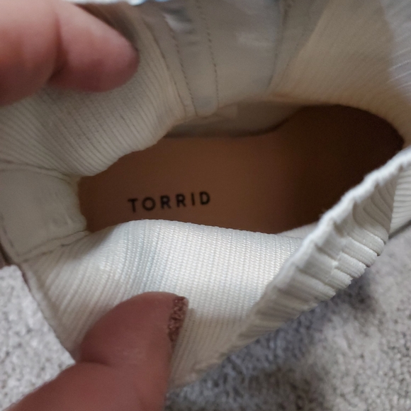 Torrid White Ribbed Ankle Boots 9WW - Picture 9 of 11
